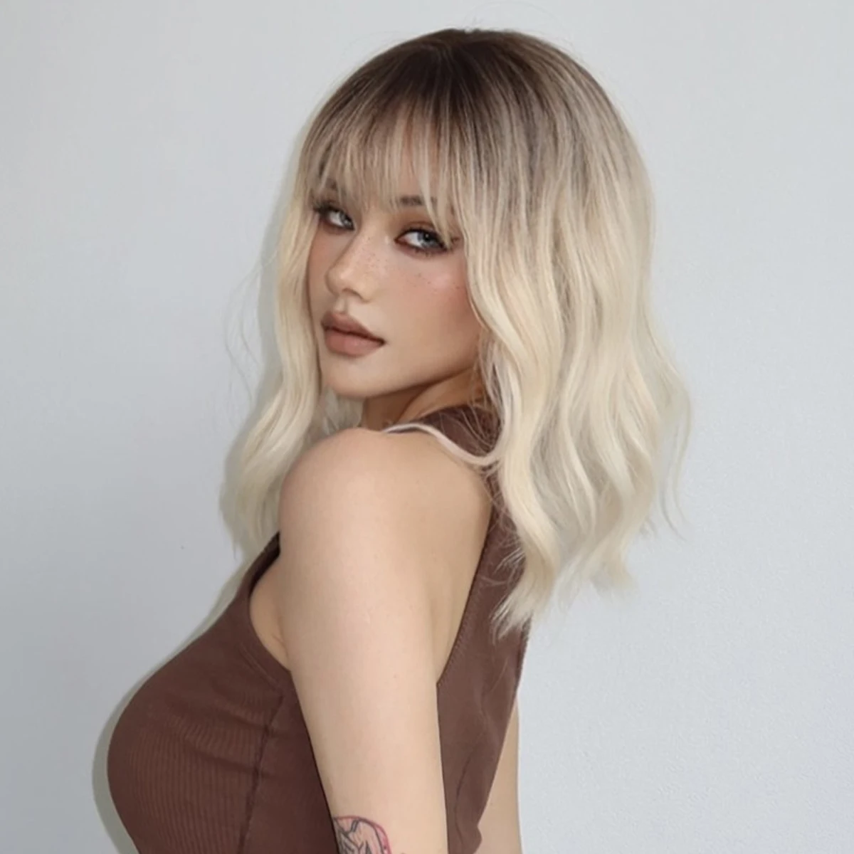 Short-Bobo-Wavy-Wigs-with-Bangs-Light-Blonde-Dark-Roots-Synthetic-Wigs-for-Women-Natural-Looking-1